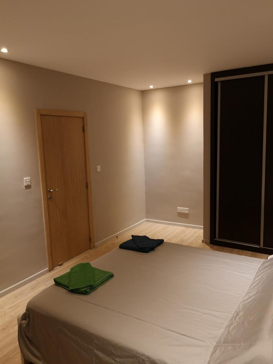 Beachfront Amazing New Apartment ลิมาซอล ภายนอก รูปภาพ